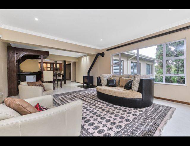 5 BEDROOM HOUSE FOR SALE IN SUNNINGHILL